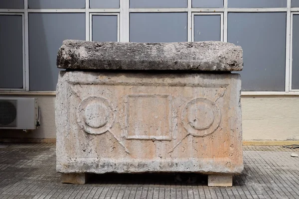 Sarcófago de mármore na entrada para o museu de antiguidades de Antalya . — Fotografia de Stock