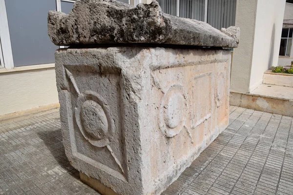 Sarcophage en marbre à l'entrée du musée des antiquités d'Antalya . — Photo