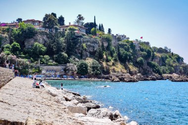 Antalya sahili, taş dolgu ve plaj.