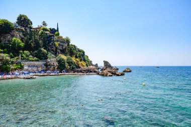 Antalya sahili, taş dolgu ve plaj.
