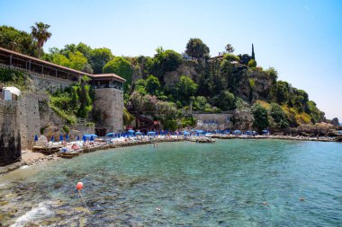 Antalya sahili, taş dolgu ve plaj.