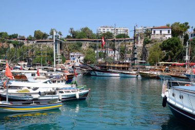 Antalya'nın eski limanı, Kaleiçi limanında gezi yatları.