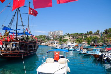 Antalya'nın eski limanı, Kaleiçi limanında gezi yatları.
