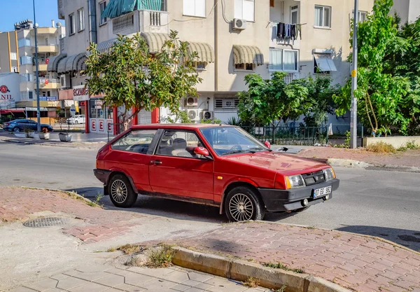 Coche Lada 2108. Ocho, coches jóvenes de la gente se para en la calle en Antalya . —  Fotos de Stock