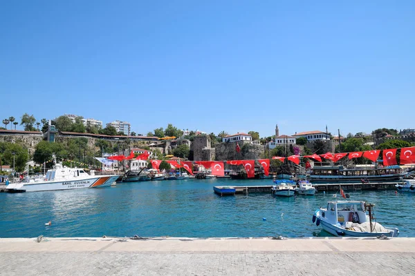 De oude haven van Antalya, excursie jachten in de haven van Kaleici. — Stockfoto