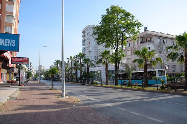 Las calles de la moderna Antalya, la carretera, aceras y edificios . —  Fotos de Stock