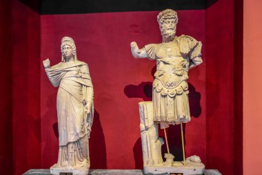 Antalya Antik Çağlar Müzesi 'nde tanrıların mermer heykelleri ve antik imparatorların heykelleri.