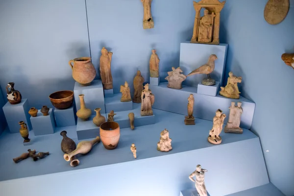 Clay and metal dishes and clay figurines and figurines in the museum of antiquity of Antalya. — Stock Photo, Image