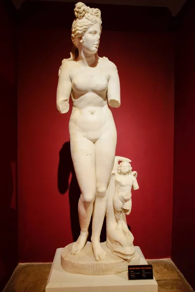 Marmurowe posągi bogów i cesarzy starożytności w Muzeum Antyków w Antalyi, Turcja. — Zdjęcie stockowe
