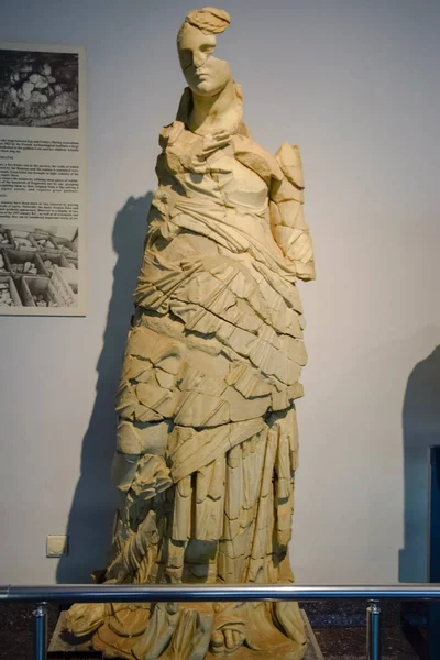 Márvány szobrok istenekről és az ókor császárairól a törökországi Antalya ókori múzeumában. — Stock Fotó