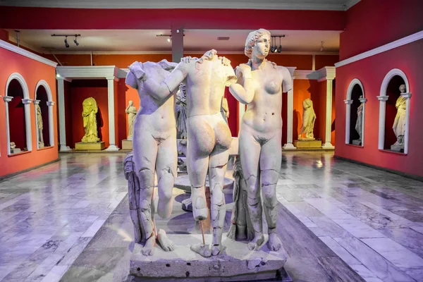 Marmor statyer av gudar och kejsare av antiken i museet för antikviteter i Antalya, Turkiet. — Stockfoto