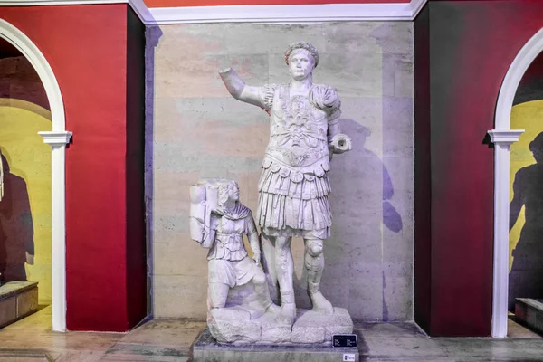 土耳其安塔利亚古物博物馆中的神像和古代皇帝大理石雕像. — 图库照片