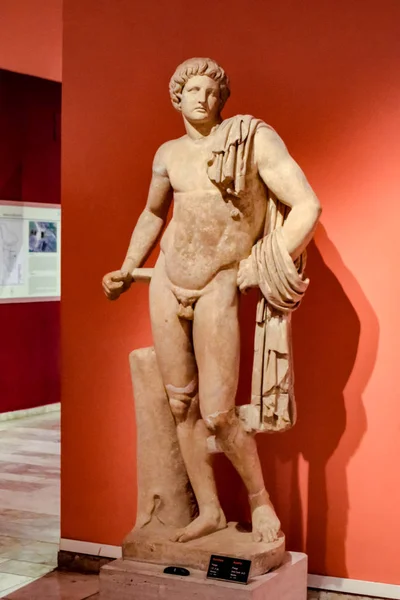 Estátuas de mármore de deuses e imperadores da antiguidade no Museu de Antiguidades de Antalya, Turquia. — Fotografia de Stock