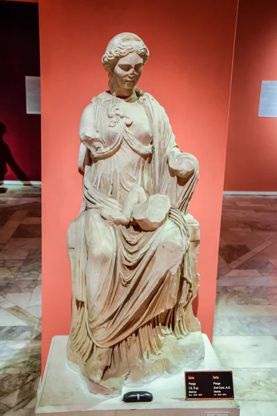 Marmeren beelden van goden en keizers van de oudheid in het Museum van Oudheden van Antalya, Turkije. — Stockfoto