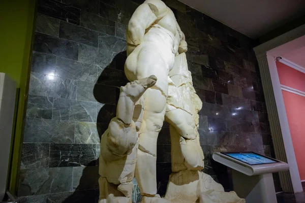 Статуя Геракла. Мармурові статуї богів і імператорів старовини в музеї старожитностей Анталії, Туреччина. — стокове фото