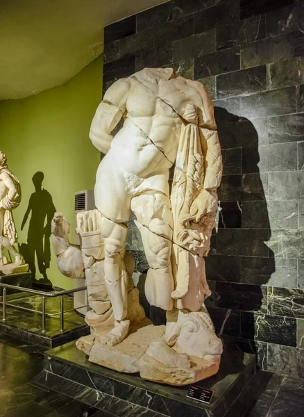 Pomnik Herkulesa. Marmurowe posągi bogów i cesarzy antyków w Muzeum starożytności Antalya, Turcja. — Zdjęcie stockowe