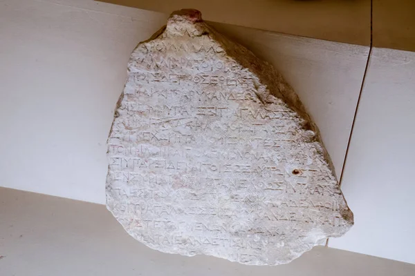 Um pedaço de placa com inscrições em latim ou romano antigo. Museu da Antiguidade de Antalya — Fotografia de Stock