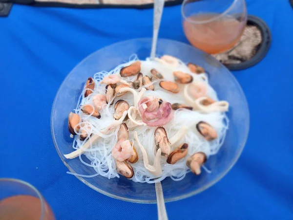Seafood platter, kacamata dengan jus. — Stok Foto