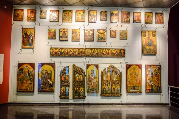 Icônes chrétiennes antiques dans le musée d'Antalya. Images chrétiennes orthodoxes. — Photo