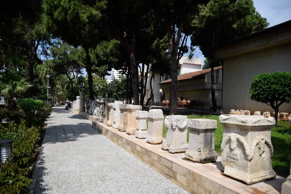 Ständer für Säulen und Altäre in antiken Flachreliefs im Antiquitätenmuseum. — Stockfoto