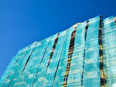 Yeni inşa edilen yüksek katlı binada güvenlik ağı