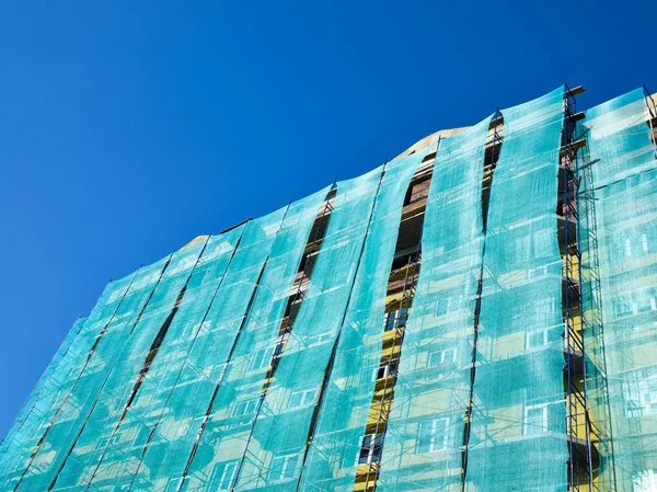 Yeni inşa edilen yüksek katlı binada güvenlik ağı