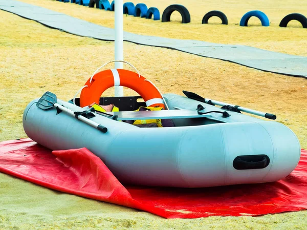 Łódź ratownicza nadmuchiwane. Szary ponton na plaży w piasku — Zdjęcie stockowe