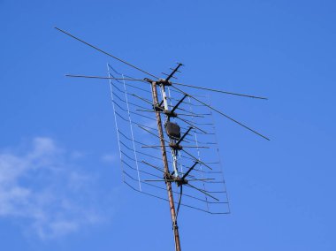 All-dalga inphase anten kafes. Radyo Tv bir sinyal alımı için televizyon anteni