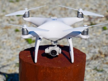 Quadrocopter ile DJI indeks işlem Phantom 4 ahşap kenevir tarihinde. Uçağı hazırlanıyor