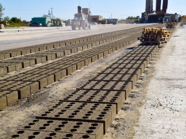 Kireç taşları yerde yatar ve kurur. Cüruf bloğu üretim tesisinde.