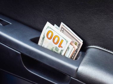 Birkaç notlar bize dolar ve vardır arabanın kapı kolu ikiye katlanmış. Para arabada