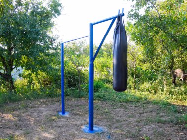 Bahçede açık havada bir kum torbası ile ev yapımı bar.