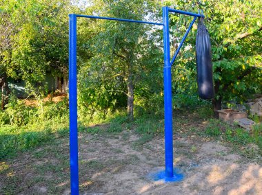 Bahçede açık havada bir kum torbası ile ev yapımı bar.