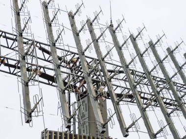 Askeri radar anteni. Küçük antenler oluşan bir kılavuz büyük toplanan.