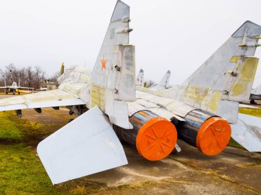 Havaalanında askeri uçak savaşçıları. Eski açığa alınan uçak. Krasnodar Havaalanı.