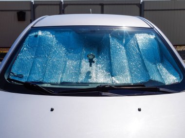 Güneş yansıtıcı ön cam. Araba panelinin doğrudan güneş ışığından korunması