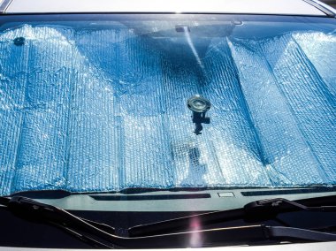 Doğrudan güneş ışığı altında araba panelinden korunması. Güneş yansıtıcı ön cam