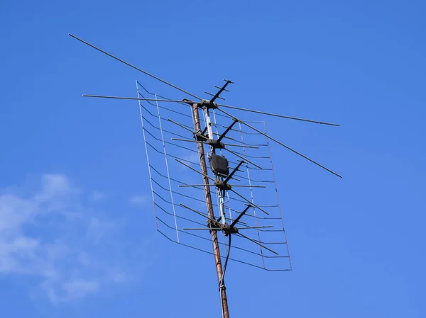 Rede de antenas em fase de todas as ondas. A antena de televisão de recepção de rádio TV de um sinal — Fotografia de Stock
