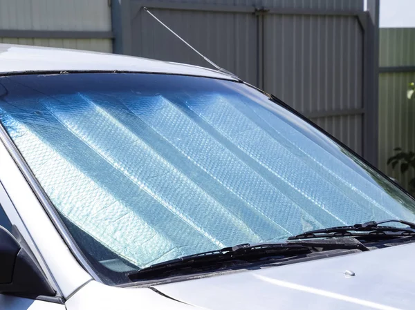 Szyba przeciwsłoneczna. Ochrona panelu samochodowego przed bezpośrednim światłem słonecznym. — Zdjęcie stockowe