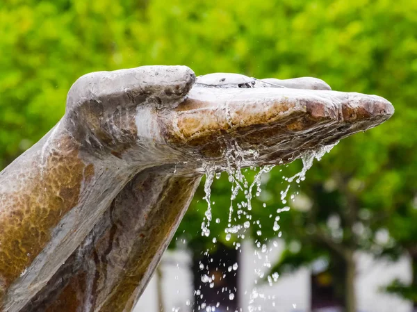 Eller heykeli su akar. Fountain'dan anıt dekorasyon