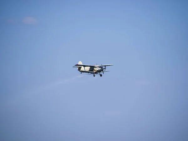 La pulverización de fertilizantes y pesticidas en el campo con la aeronave . — Foto de Stock