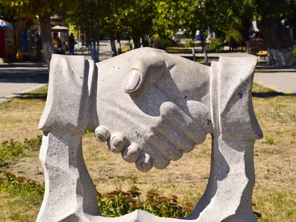 조각 악수입니다. 우정과 협력의 상징 — 스톡 사진