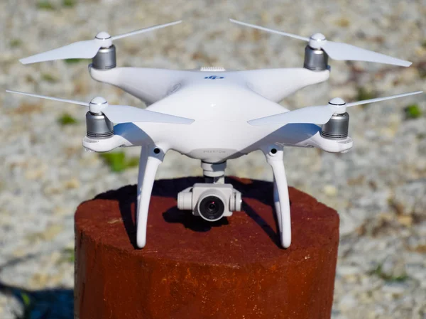 Ύψους Dji Phantom 4 για ένα ξύλινο κάνναβης. Προετοιμασία του drone — Φωτογραφία Αρχείου