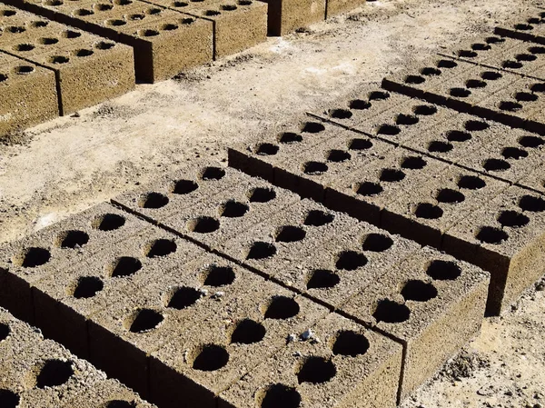 콘크리트 블록은 땅 위에 놓여 지고 건조 된다. 콘크리트 블록 생산 공장에서. — 스톡 사진
