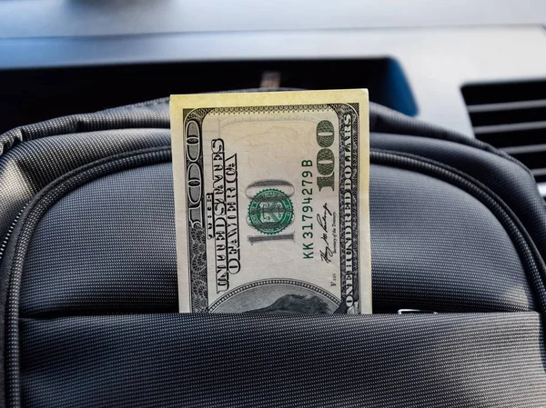 Dolar çantasının cebinde. Amerikan parası