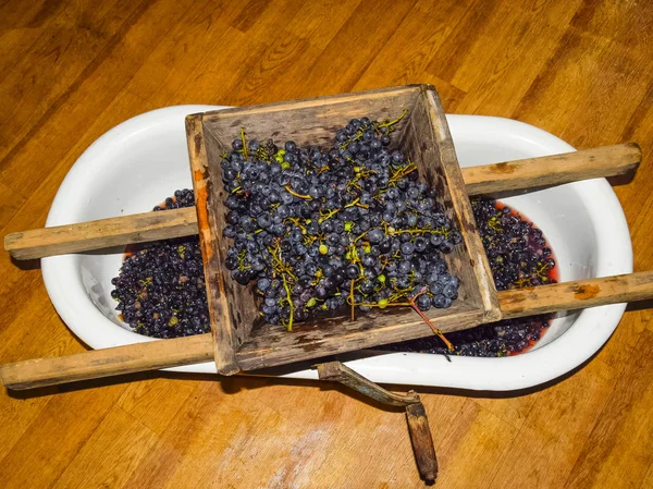 Mecanismo manual para triturar uvas. Aplastar las uvas en jugo y vino —  Fotos de Stock