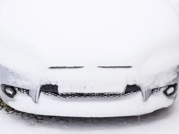 Einschlafen nassen Schnee Auto. Schneefall aus nassem Schnee. Schnee liegt auf dem Auto — Stockfoto