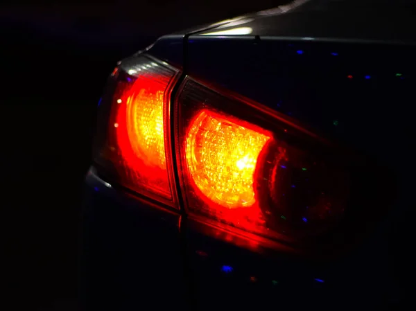 Luces de coche traseras con descuento en la oscuridad. Señales de parada —  Fotos de Stock