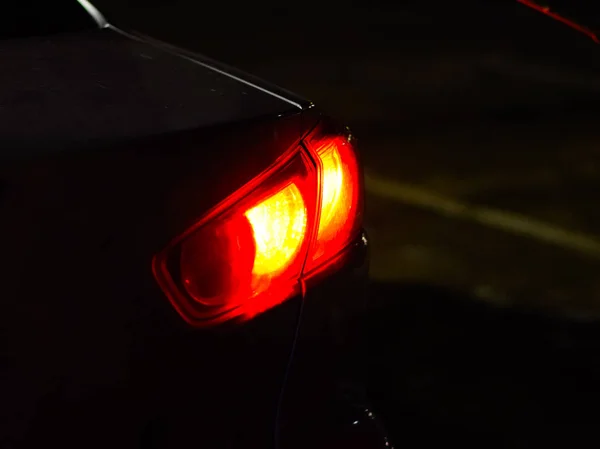 暗闇の中で車の後部ライトを割引します。停止信号 — ストック写真