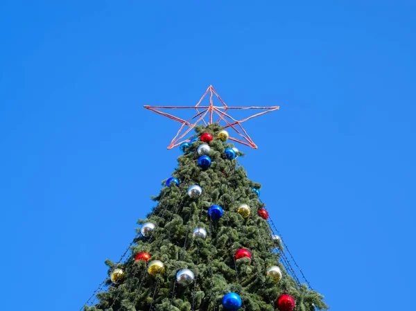 Dekoracje drzewo nowy rok. Blichtr i zabawki, kulki i inne Deco — Zdjęcie stockowe